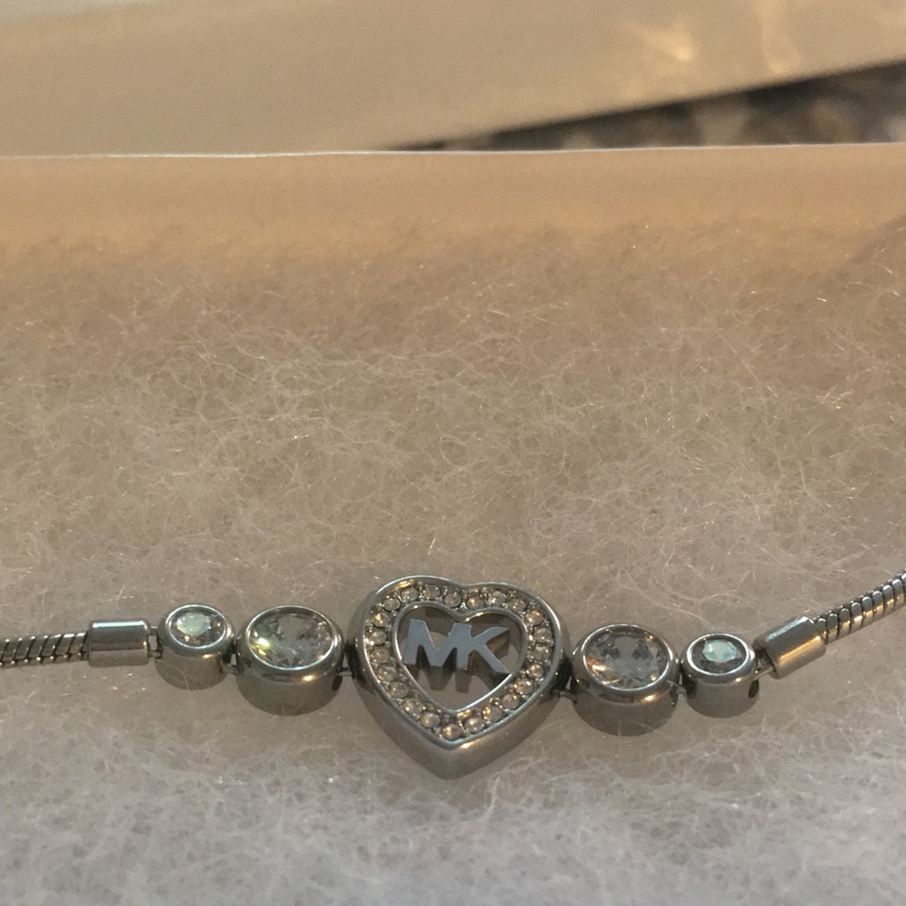 Michael Kors Silver Ton Heart Bracelet NEW IN BOX - Picture 3 of 3